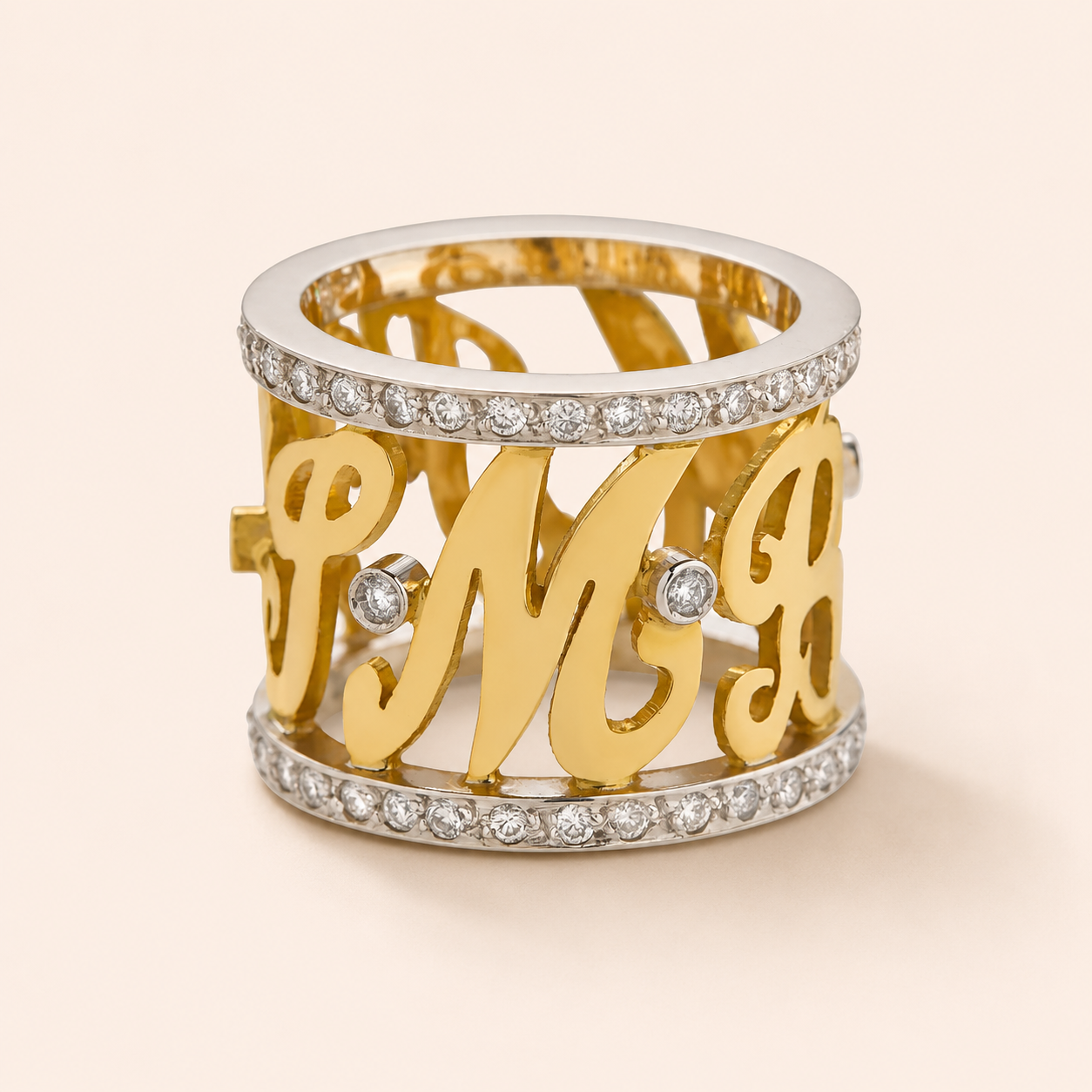 Anello con lettera di diamante