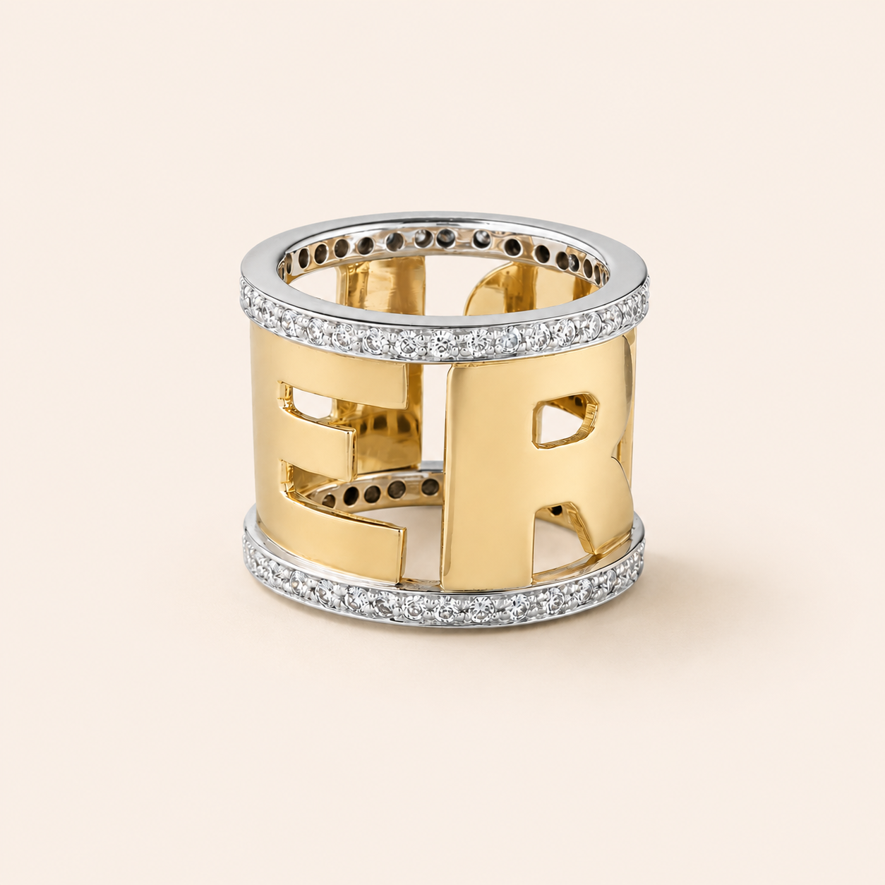 Anello con lettera di diamante